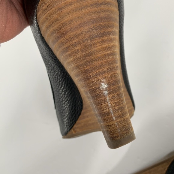 Tory Burch Amanda wedge black pebbled leather high shoe peeptoe gold logo 8 - Picture 7 of 7